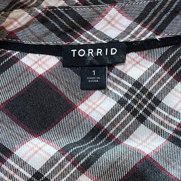 Women's Torrid Black White Red Plaid Long Sleeve Button Down Shirt Size 1 - Picture 5 of 6